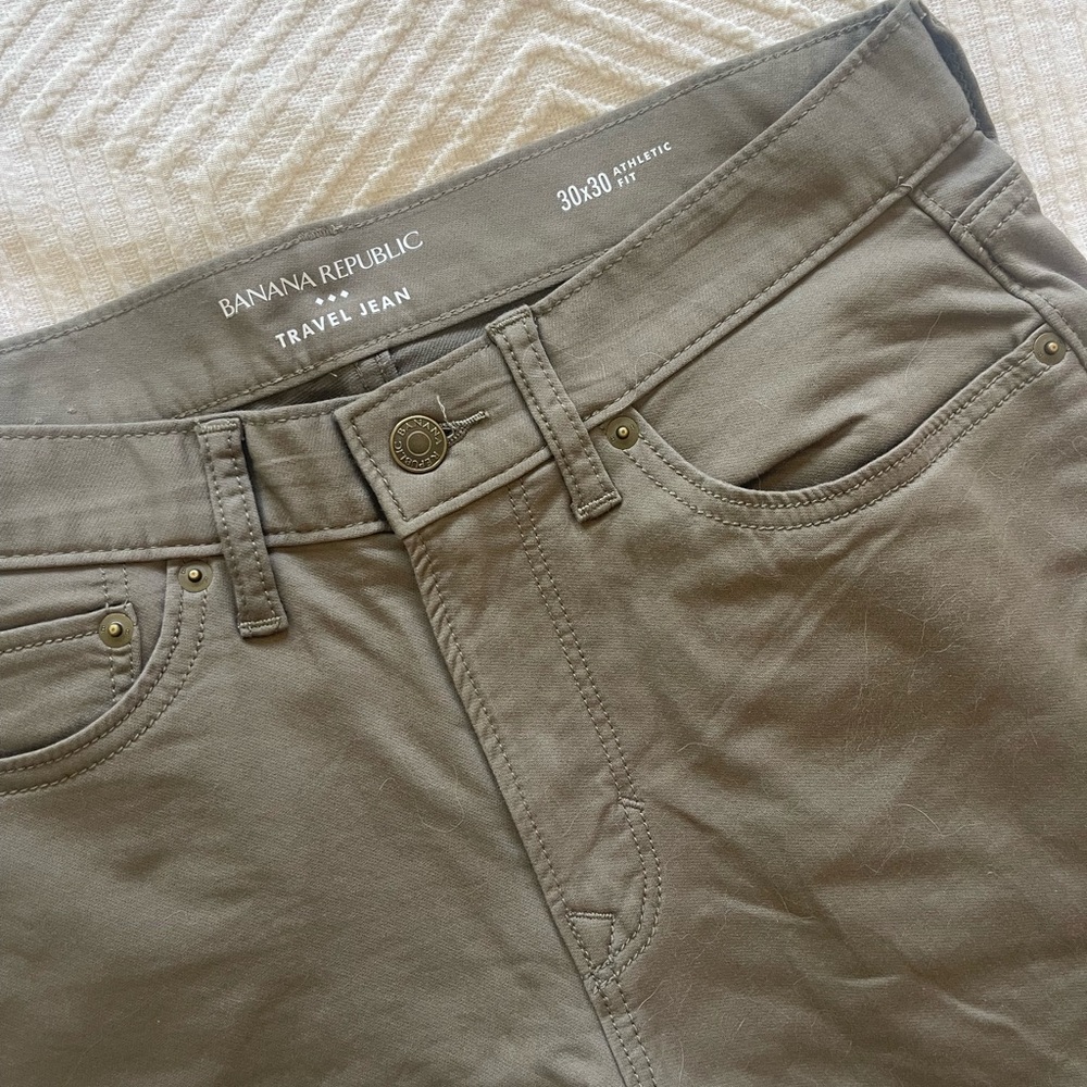 Banana Republic Men’s straight luxe traveler jean olive green size 30x30
